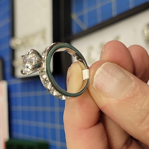 Solitaire w 8 Accent Stones Diamond Faux Silver Tone Ring Size 8 - Picture 3 of 3